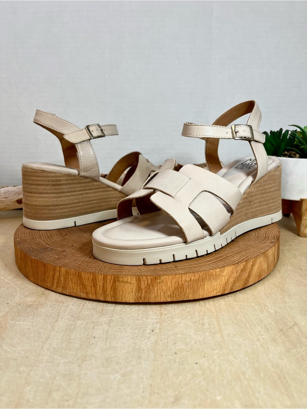 NWOB Miz Mooz Mackenzie Ivory Leather Wedge Sandals Size 39 Made in Portugal